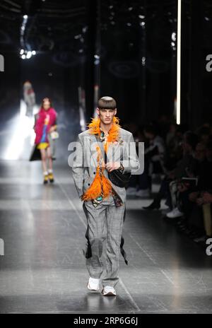 Divertissement Themen der Woche 190112 -- MILAN, 12 janvier 2019 -- Un mannequin présente une création pour Versace lors de la Fashion week masculine de Milan à Milan, Italie, le 12 janvier 2019. La Fashion week masculine de Milan automne/hiver 2019/20 a débuté vendredi. ITALIE-MILAN-MEN FASHION WEEK-VERSACE CHENGXTINGTING PUBLICATIONXNOTXINXCHN Banque D'Images