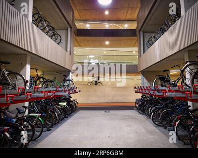 Parking souterrain pour vélos sous la gare centrale d'Utrecht, pays-Bas Banque D'Images