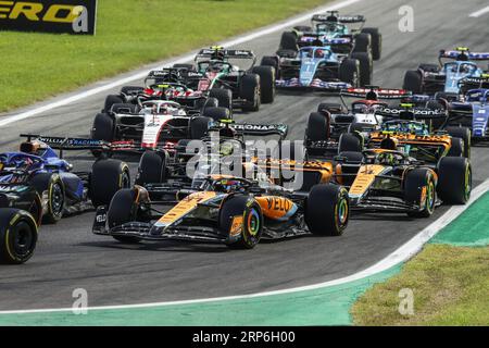 81 1 PIASTRI Oscar (aus), McLaren F1 Team MCL60, action 04 NORRIS Lando (gbr), McLaren F1 Team MCL60, action départ de la course, départ, lors du Grand Premio Pirelli dâ&#x80;&#x99;Italia Grand Prix, 14e manche du Championnat du monde de Formule 1 2023 2023 du 1 au 3 septembre, 2023 sur l'Autodromo Nazionale di Monza, à Monza, Italie Banque D'Images