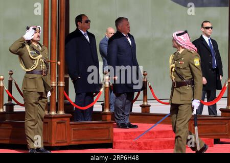 (190113) -- AMMAN, le 13 janvier 2019 -- visite du président égyptien Abdel Fattah al-Sisi (L) à une cérémonie de bienvenue avec le roi jordanien Abdullah II à l'aéroport international Marka d'Amman, Jordanie, le 13 janvier 2019.) JORDANIE-AMMAN-ÉGYPTE-PRÉSIDENT-VISITE MohammadxAbuxGhosh PUBLICATIONxNOTxINxCHN Banque D'Images