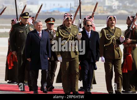 Actualités Bilder des Tages (190113) -- AMMAN, le 13 janvier 2019 -- visite du président égyptien Abdel Fattah al-Sisi (à droite) examine les gardes d'honneur avec le roi jordanien Abdullah II à l'aéroport international Marka à Amman, Jordanie, le 13 janvier 2019.) JORDANIE-AMMAN-ÉGYPTE-PRÉSIDENT-VISITE MohammadxAbuxGhosh PUBLICATIONxNOTxINxCHN Banque D'Images