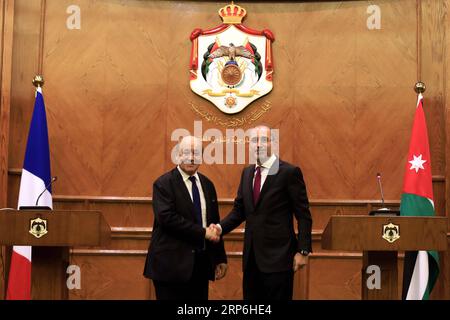 (190113) -- AMMAN, le 13 janvier 2019 -- Jean-Yves le Drian (à gauche), ministre français des Affaires étrangères en visite, serre la main du ministre jordanien des Affaires étrangères Ayman Safadi lors d'une conférence de presse conjointe à Amman, Jordanie, le 13 janvier 2019. Le ministre jordanien des Affaires étrangères Ayman Safadi a déclaré dimanche que la France et la Jordanie étaient d’accord sur le fait que l’absence de solution au conflit israélo-palestinien menace la sécurité du Moyen-Orient. JORDAN-AMMAN-FRANCE-FM-PRESS CONFERENCE MOHAMMADXABUXGHOSH PUBLICATIONXNOTXINXCHN Banque D'Images