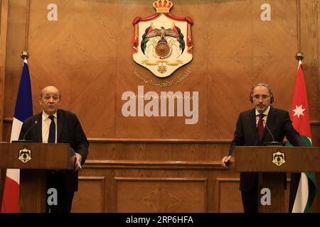 (190113) -- AMMAN, le 13 janvier 2019 -- le ministre français des Affaires étrangères Jean-Yves le Drian (à gauche) et le ministre jordanien des Affaires étrangères Ayman Safadi assistent à une conférence de presse conjointe à Amman, Jordanie, le 13 janvier 2019. Le ministre jordanien des Affaires étrangères Ayman Safadi a déclaré dimanche que la France et la Jordanie étaient d’accord sur le fait que l’absence de solution au conflit israélo-palestinien menace la sécurité du Moyen-Orient. JORDAN-AMMAN-FRANCE-FM-PRESS CONFERENCE MOHAMMADXABUXGHOSH PUBLICATIONXNOTXINXCHN Banque D'Images