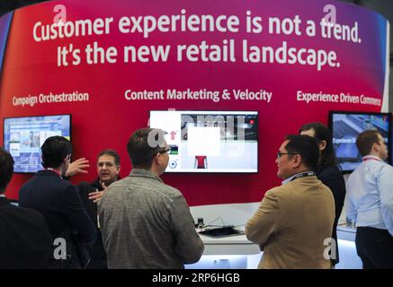 (190114) -- NEW YORK, 14 janvier 2019 -- les visiteurs regardent autour du 108e salon annuel de la National Retail Federation (NRF) à New York, aux États-Unis, le 13 janvier 2019. Le NRF 2019 : Retail s BIG Show & Expo, l'un des plus grands de son genre, a débuté ici dimanche, où 792 exposants du monde entier apportent les dernières technologies, produits et innovations pour l'industrie de la vente au détail. US-NEW YORK-NRF-RETAIL S BIG SHOW & EXPO-OPEN WANGXYING PUBLICATIONXNOTXINXCHN Banque D'Images