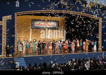 (190114) -- CHIBA, 14 janvier 2019 -- des garçons et des filles japonais célèbrent Coming of Age avec des personnages Disney à Tokyo Disneyland à Chiba, Japon, le 14 janvier 2019. Les personnes qui ont eu 20 ans ont participé lundi à la cérémonie annuelle du jour de l'âge adulte au Japon. ) JAPON-CHIBA-DISNEY-L'ÂGE ADULTE DUXXIAOYI PUBLICATIONXNOTXINXCHN Banque D'Images