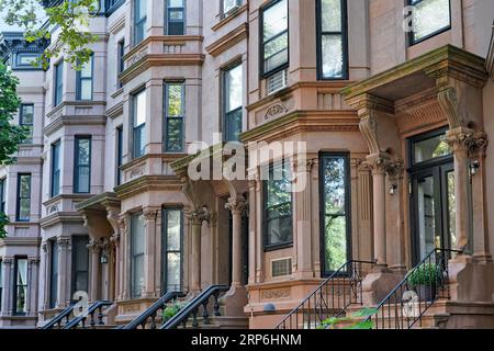 New York, rangée d'immeubles d'appartements en grès brun avec baies vitrées, Park Slope Banque D'Images