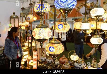 (190115) -- BEIJING, 15 janv. 2019 (Xinhua) -- visite de la 5e exposition Chine-Asie du Sud (CSA Expo) à Kunming, capitale de la province du Yunnan du sud-ouest de la Chine, le 14 juin 2018. Le commerce extérieur de la Chine a augmenté de 9,7 pour cent en année pour atteindre un sommet historique de 30,51 billions de yuans (environ 4,5 billions de dollars américains) en 2018, a déclaré lundi l'Administration générale des douanes (GAC). Les exportations ont augmenté de 7,1 pour cent en glissement annuel pour atteindre 16,42 billions de yuans l'an dernier, tandis que les importations ont augmenté de 12,9 pour cent pour atteindre 14,09 billions de yuans, ce qui a entraîné un excédent commercial de 2,33 billions de yuans, qui a diminué de 18,3 pour cent. Exportations et importations Banque D'Images