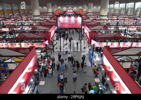 (190115) -- PÉKIN, 15 janvier 2019 (Xinhua) -- une photo prise le 15 avril 2018 montre le hall d'exposition de la Foire d'importation et d'exportation de Chine à Guangzhou, capitale de la province du Guangdong du sud de la Chine. Le commerce extérieur de la Chine a augmenté de 9,7 pour cent en année pour atteindre un sommet historique de 30,51 billions de yuans (environ 4,5 billions de dollars américains) en 2018, a déclaré lundi l'Administration générale des douanes (GAC). Les exportations ont augmenté de 7,1 pour cent en glissement annuel pour atteindre 16,42 billions de yuans l'an dernier, tandis que les importations ont augmenté de 12,9 pour cent pour atteindre 14,09 billions de yuans, résultant en un excédent commercial de 2,33 billions de yuans, qui a diminué de 18,3 perces Banque D'Images