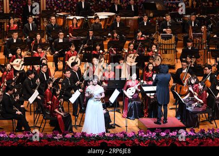 (190115) -- BEIJING, 15 janvier 2019 -- la chanteuse Zhang Ningjia se produit lors d'un concert symphonique original d'une nouvelle ère tenu à Beijing, capitale de la Chine, le 14 janvier 2019.) CHINA-BEIJING-NEW ERA-CONCERT (CN) JINXLIANGKUAI PUBLICATIONXNOTXINXCHN Banque D'Images