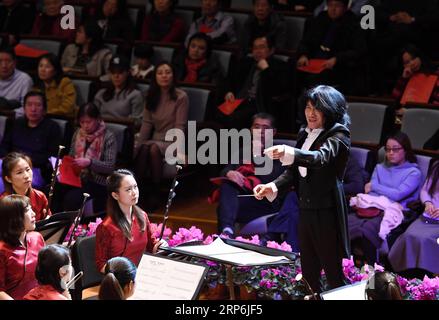 (190115) -- BEIJING, 15 janvier 2019 -- l'artiste Peng Jiapeng dirige la représentation lors d'un concert symphonique original d'une nouvelle ère tenu à Beijing, capitale de la Chine, le 14 janvier 2019.) CHINA-BEIJING-NEW ERA-CONCERT (CN) JINXLIANGKUAI PUBLICATIONXNOTXINXCHN Banque D'Images