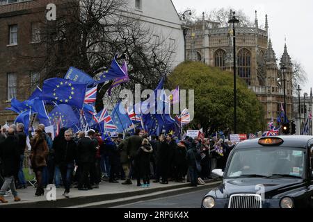 (190115) -- LONDRES, 15 janvier 2019 -- les manifestants pro-Brexit et anti-Brexit brandissent des drapeaux et des pancartes devant les chambres du Parlement, à Londres, en Grande-Bretagne, le 15 janvier. 2019. Un vote parlementaire différé sur l ' accord sur le Brexit est prévu aujourd ' hui. ) ROYAUME-UNI-LONDRES-BREXIT TimxIreland PUBLICATIONxNOTxINxCHN Banque D'Images