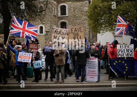 (190115) -- LONDRES, 15 janvier 2019 -- les manifestants pro-Brexit et anti-Brexit brandissent des drapeaux et des pancartes devant les chambres du Parlement, à Londres, en Grande-Bretagne, le 15 janvier. 2019. Un vote parlementaire différé sur l ' accord sur le Brexit est prévu aujourd ' hui. ) ROYAUME-UNI-LONDRES-BREXIT TimxIreland PUBLICATIONxNOTxINxCHN Banque D'Images