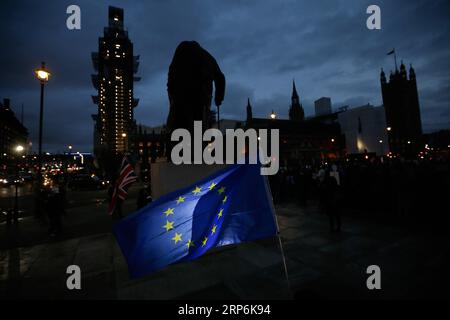 (190115) -- LONDRES, 15 janvier 2019 -- des drapeaux de l'UE et du Royaume-Uni sont vus devant les chambres du Parlement, devant une statue de Winston Churchill, à Londres, en Grande-Bretagne, le 15 janvier. 2019. Le Parlement britannique a rejeté mardi à une écrasante majorité l accord sur le Brexit, compliquant encore la sortie historique du pays de l Union européenne (UE). GRANDE-BRETAGNE-LONDRES-BREXIT DEAL-REJET TimxIreland PUBLICATIONxNOTxINxCHN Banque D'Images