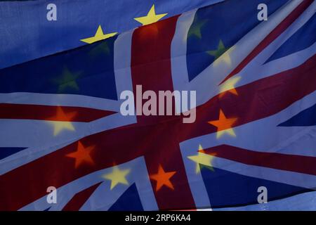 (190115) -- LONDRES, 15 janvier 2019 -- des drapeaux de l'UE et du Royaume-Uni sont agités par un manifestant devant les chambres du Parlement à Londres, en Grande-Bretagne, le 15 janvier. 2019. Un vote parlementaire différé sur l ' accord sur le Brexit est prévu mardi. ) ROYAUME-UNI-LONDRES-BREXIT-PROTEST TimxIreland PUBLICATIONxNOTxINxCHN Banque D'Images