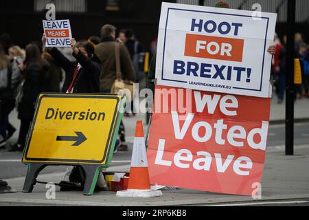 (190115) -- LONDRES, 15 janvier 2019 -- des manifestants pro-Brexit brandissent des pancartes devant les chambres du Parlement, à Londres, en Grande-Bretagne, le 15 janvier. 2019. Un vote parlementaire différé sur l ' accord sur le Brexit est prévu aujourd ' hui. ) ROYAUME-UNI-LONDRES-BREXIT TimxIreland PUBLICATIONxNOTxINxCHN Banque D'Images