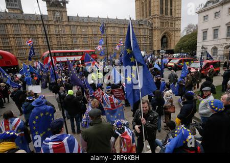 (190115) -- LONDRES, 15 janvier 2019 -- les manifestants pro-Brexit et anti-Brexit brandissent des drapeaux et des pancartes devant les chambres du Parlement, à Londres, en Grande-Bretagne, le 15 janvier. 2019. Le Parlement britannique a rejeté mardi à une écrasante majorité l accord sur le Brexit, compliquant encore la sortie historique du pays de l Union européenne (UE). GRANDE-BRETAGNE-LONDRES-BREXIT DEAL-REJET TimxIreland PUBLICATIONxNOTxINxCHN Banque D'Images