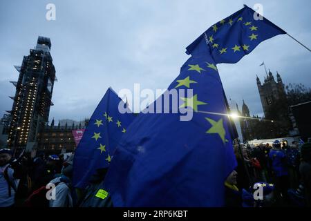 (190115) -- LONDRES, le 15 janvier 2019 -- des drapeaux de l'UE sont vus devant les chambres du Parlement, à Londres, Grande-Bretagne, le 15 janvier. 2019. Le Parlement britannique a rejeté mardi à une écrasante majorité l accord sur le Brexit, compliquant encore la sortie historique du pays de l Union européenne (UE). GRANDE-BRETAGNE-LONDRES-BREXIT DEAL-REJET TimxIreland PUBLICATIONxNOTxINxCHN Banque D'Images