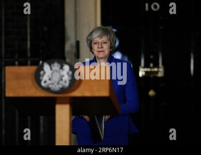 (190117) -- LONDRES, le 17 janvier 2019 -- la première ministre britannique Theresa May se prépare à faire une déclaration devant le 10 Downing Street, à Londres, en Grande-Bretagne, le 16 janvier 2019. Le gouvernement britannique a survécu à un vote de défiance au Parlement mercredi, un jour après avoir subi une défaite record au vote de l'accord Brexit. BRITAIN-LONDRES-PM-DECLARATION TimxIreland PUBLICATIONxNOTxINxCHN Banque D'Images