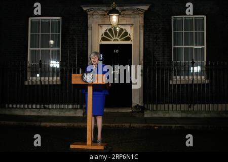 (190117) -- LONDRES, le 17 janvier 2019 -- la première ministre britannique Theresa May fait une déclaration devant le 10 Downing Street, à Londres, en Grande-Bretagne, le 16 janvier 2019. Le gouvernement britannique a survécu à un vote de défiance au Parlement mercredi, un jour après avoir subi une défaite record au vote de l'accord Brexit. BRITAIN-LONDRES-PM-DECLARATION TimxIreland PUBLICATIONxNOTxINxCHN Banque D'Images