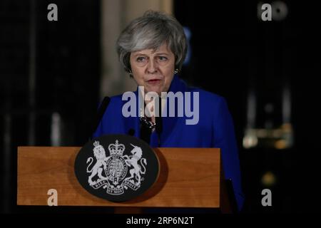 (190117) -- LONDRES, le 17 janvier 2019 -- la première ministre britannique Theresa May fait une déclaration devant le 10 Downing Street, à Londres, en Grande-Bretagne, le 16 janvier 2019. Le gouvernement britannique a survécu à un vote de défiance au Parlement mercredi, un jour après avoir subi une défaite record au vote de l'accord Brexit. BRITAIN-LONDRES-PM-DECLARATION TimxIreland PUBLICATIONxNOTxINxCHN Banque D'Images