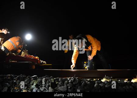 (190117) -- HUANGSHAN, 17 janv. 2019 (Xinhua) -- des ouvriers de la construction mesurent la jauge à la gare ferroviaire nord de Huangshan sur la ligne ferroviaire à grande vitesse Hangzhou-Huangshan dans la ville de Huangshan, province de l'Anhui dans l'est de la Chine, 17 janvier 2019. Les travailleurs de la construction de la section nord de Jixi de la China Railway Shanghai Group Co., ltd, dont la plupart sont nés dans les années 1990 et qui ont commencé leur travail avant l'ouverture officielle du chemin de fer à grande vitesse Hangzhou-Huangshan, sont responsables de la fixation des rails à grande vitesse dans la zone montagneuse du sud de la province d'Anhui. (Xinhua/Liu Junxi) CHINA-ANHUI-HUANGSHAN-RAILWAY S Banque D'Images