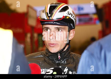 Oliva, Espagne. 03 septembre 2023. Le Belge Remco Evenepoel de Soudal Quick-Step met une veste supplémentaire après l'étape 9 de l'édition 2023 de la "Vuelta a Espana", course cycliste du Tour d'Espagne, de Carthagène au Collado de la Cruz de Caravaca (184, 5 km), en Espagne, le dimanche 03 septembre 2023. La Vuelta se déroule du 26 août au 17 septembre. BELGA PHOTO PEP DALMAU crédit : Belga News Agency/Alamy Live News Banque D'Images