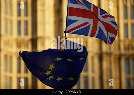 (190117) -- LONDRES, le 17 janvier 2019 -- Un drapeau britannique et un drapeau de l'UE ont été vus devant les chambres du Parlement à Londres, en Grande-Bretagne, le 17 janvier 2019. Des économistes de premier plan ont averti que l'économie britannique pourrait souffrir si le pays quittait l'Union européenne (UE) sans accord, à la suite de la défaite écrasante de l'accord de retrait au Parlement britannique. ROYAUME-UNI-LONDRES-BREXIT TimxIreland PUBLICATIONxNOTxINxCHN Banque D'Images