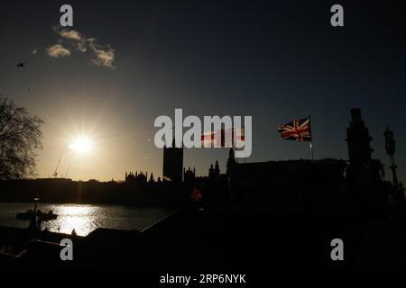 (190117) -- LONDRES, le 17 janvier 2019 -- les chambres du Parlement se profilent contre le soleil à Londres, en Grande-Bretagne, le 17 janvier 2019. Des économistes de premier plan ont averti que l'économie britannique pourrait souffrir si le pays quittait l'Union européenne (UE) sans accord, à la suite de la défaite écrasante de l'accord de retrait au Parlement britannique. ROYAUME-UNI-LONDRES-BREXIT TimxIreland PUBLICATIONxNOTxINxCHN Banque D'Images