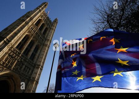 (190117) -- LONDRES, le 17 janvier 2019 -- un drapeau de l'UE est vu devant un drapeau du Royaume-Uni devant les chambres du Parlement à Londres, en Grande-Bretagne, le 17 janvier 2019. Des économistes de premier plan ont averti que l'économie britannique pourrait souffrir si le pays quittait l'Union européenne (UE) sans accord, à la suite de la défaite écrasante de l'accord de retrait au Parlement britannique. ROYAUME-UNI-LONDRES-BREXIT TimxIreland PUBLICATIONxNOTxINxCHN Banque D'Images