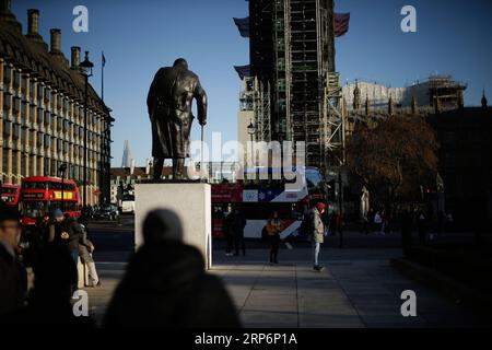 (190117) -- LONDRES, le 17 janvier 2019 -- la statue de l'ancien premier ministre britannique Winston Churchill est vue devant les chambres du Parlement à Londres, en Grande-Bretagne, le 17 janvier 2019. Des économistes de premier plan ont averti que l'économie britannique pourrait souffrir si le pays quittait l'Union européenne (UE) sans accord, à la suite de la défaite écrasante de l'accord de retrait au Parlement britannique. ROYAUME-UNI-LONDRES-BREXIT TimxIreland PUBLICATIONxNOTxINxCHN Banque D'Images