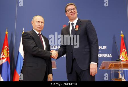 (190117) -- BELGRADE, 17 janvier 2019 -- le président serbe Aleksandar Vucic (à droite) serre la main du président russe Vladimir Poutine lors de leur conférence de presse conjointe à Belgrade, Serbie, le 17 janvier 2019. La coopération stratégique entre la Serbie et la Russie va se renforcer avec la signature de plus de 20 accords, ont convenu jeudi les présidents des deux pays après leur rencontre. SERBIE-BELGRADE-RUSSIE-POUTINE-VISITE PredragxMilosavljevic PUBLICATIONxNOTxINxCHN Banque D'Images