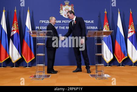 (190117) -- BELGRADE, 17 janvier 2019 -- le président serbe Aleksandar Vucic (à droite) serre la main du président russe Vladimir Poutine lors de leur conférence de presse conjointe à Belgrade, Serbie, le 17 janvier 2019. La coopération stratégique entre la Serbie et la Russie va se renforcer avec la signature de plus de 20 accords, ont convenu jeudi les présidents des deux pays après leur rencontre. SERBIE-BELGRADE-RUSSIE-POUTINE-VISITE PredragxMilosavljevic PUBLICATIONxNOTxINxCHN Banque D'Images