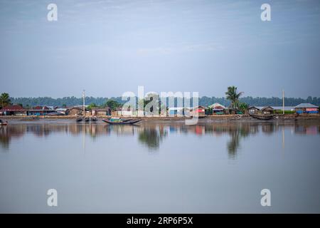 Village de pêcheurs Joymoni sur la rive de la rivière Pasur juste à l'extérieur de Sundarbans, la plus grande forêt de mangroves du monde. Bagerhat, Bangladesh Banque D'Images