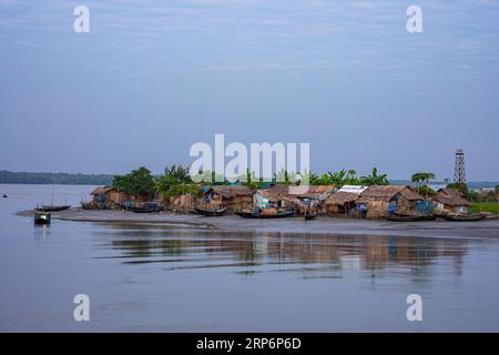 Village de pêcheurs Joymoni sur la rive de la rivière Pasur juste à l'extérieur de Sundarbans, la plus grande forêt de mangroves du monde. Bagerhat, Bangladesh Banque D'Images