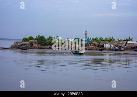 Village de pêcheurs Joymoni sur la rive de la rivière Pasur juste à l'extérieur de Sundarbans, la plus grande forêt de mangroves du monde. Bagerhat, Bangladesh Banque D'Images