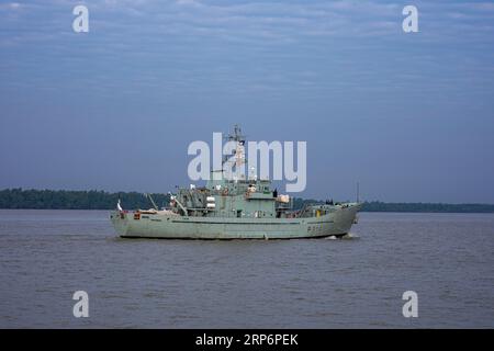 BNS Turag, le navire essence de la marine bangladaise sur le fleuve Pashur près de Mongla à Bagerhat. Le BNS Turag est un patrouilleur offshore de classe Island du B. Banque D'Images