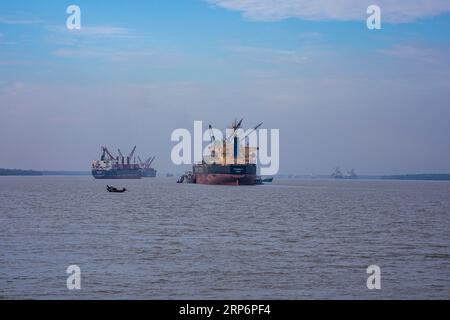 Les navires étrangers ont mouillé sur la rivière Pashur au mouillage extérieur du port de Mongla. C'est le deuxième plus grand port maritime du Bangladesh. Bagerhat, Bangl Banque D'Images