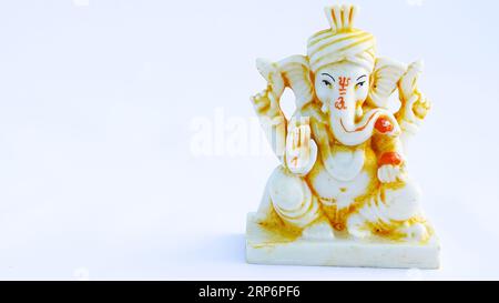 Idole ou statue de Dieu indien isolé sur blanc. Maa laxmi avec le Seigneur Ganesha, Adiyogi, la déesse Durga sur le lion et le Seigneur Krishana Statue. Banque D'Images