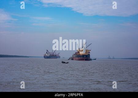 Les navires étrangers ont mouillé sur la rivière Pashur au mouillage extérieur du port de Mongla. C'est le deuxième plus grand port maritime du Bangladesh. Bagerhat, Bangl Banque D'Images