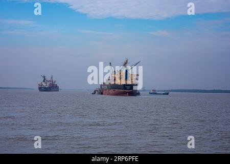 Les navires étrangers ont mouillé sur la rivière Pashur au mouillage extérieur du port de Mongla. C'est le deuxième plus grand port maritime du Bangladesh. Bagerhat, Bangl Banque D'Images