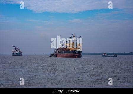 Les navires étrangers ont mouillé sur la rivière Pashur au mouillage extérieur du port de Mongla. C'est le deuxième plus grand port maritime du Bangladesh. Bagerhat, Bangl Banque D'Images