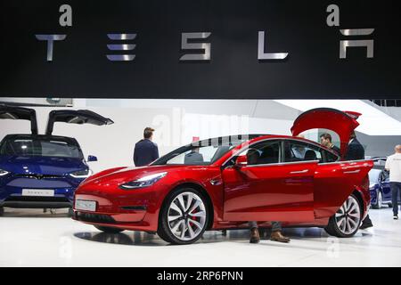 (190118) -- BRUXELLES, le 18 janvier 2019 -- les visiteurs découvrent une voiture Tesla Model 3 au 97e salon de l'automobile de Bruxelles à Bruxelles, Belgique, le 18 janvier 2019. Le 97e salon de l'automobile de Bruxelles sera ouvert au public du 19 au 27 janvier. ) BELGIQUE-BRUXELLES-SALON AUTOMOBILE ZhengxHuansong PUBLICATIONxNOTxINxCHN Banque D'Images