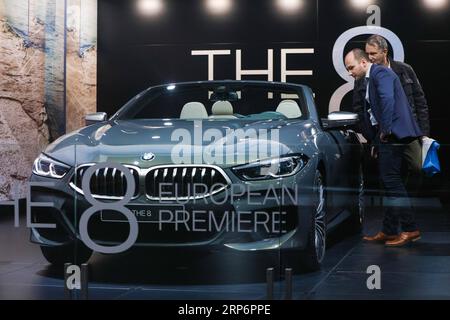 (190118) -- BRUXELLES, le 18 janvier 2019 -- les visiteurs découvrent une BMW série 8 Cabrio lors de sa première européenne au 97e salon de l'automobile de Bruxelles au Brussels Expo à Bruxelles, Belgique, le 18 janvier 2019. Le 97e salon de l'automobile de Bruxelles sera ouvert au public du 19 au 27 janvier. ) BELGIQUE-BRUXELLES-SALON AUTOMOBILE ZhengxHuansong PUBLICATIONxNOTxINxCHN Banque D'Images