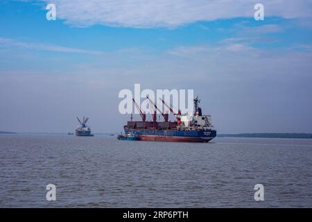 Les navires étrangers ont mouillé sur la rivière Pashur au mouillage extérieur du port de Mongla. C'est le deuxième plus grand port maritime du Bangladesh. Bagerhat, Bangl Banque D'Images