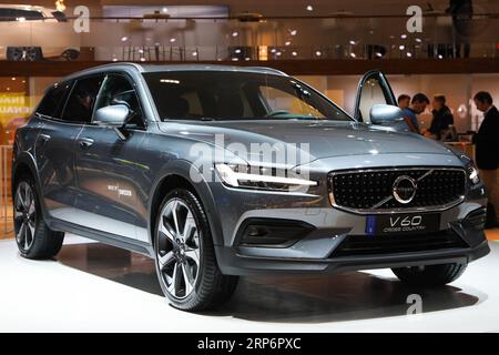 (190118) -- BRUXELLES, le 18 janvier 2019 -- Une Volvo V60 Cross Country est présentée lors de sa première européenne au 97e salon de l'automobile de Bruxelles au Brussels Expo à Bruxelles, Belgique, le 18 janvier 2019. Le 97e salon de l'automobile de Bruxelles sera ouvert au public du 19 au 27 janvier. ) BELGIQUE-BRUXELLES-SALON AUTOMOBILE ZhengxHuansong PUBLICATIONxNOTxINxCHN Banque D'Images