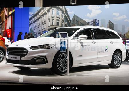 (190118) -- BRUXELLES, le 18 janvier 2019 -- Une Ford Mondeo Clipper Hybrid est présentée lors de sa première mondiale au 97e salon de l'automobile de Bruxelles au Brussels Expo à Bruxelles, Belgique, le 18 janvier 2019. Le 97e salon de l'automobile de Bruxelles sera ouvert au public du 19 au 27 janvier. ) BELGIQUE-BRUXELLES-SALON AUTOMOBILE ZhengxHuansong PUBLICATIONxNOTxINxCHN Banque D'Images