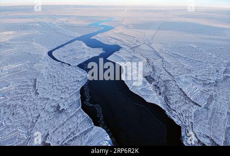 (190119) -- PÉKIN, 19 janv. 2019 (Xinhua) -- PHOTOS XINHUA DE LA JOURNÉE une photo aérienne prise le 16 janvier 2019 montre le lac Qinghai gelé, le plus grand lac d eau salée intérieur de Chine, dans la province du Qinghai du nord-ouest de la Chine. (Xinhua/Zhang Hongxiang) PHOTOS XINHUA DU JOUR PUBLICATIONxNOTxINxCHN Banque D'Images