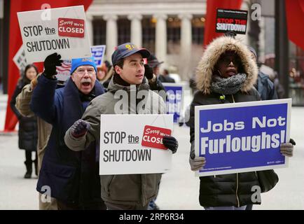 (190118) -- CHICAGO, 18 janvier 2019 -- des personnes brandissent des pancartes lors d'un rassemblement pour protester contre la fermeture partielle du gouvernement à Federal Plaza à Chicago, aux États-Unis, le 18 janvier 2019. Des dizaines d'employés fédéraux et de militants se sont réunis ici vendredi pour protester contre la fermeture partielle du gouvernement, qui est maintenant la plus longue de l'histoire des États-Unis. ÉTATS-UNIS-CHICAGO-FERMETURE PARTIELLE DU GOUVERNEMENT-MANIFESTATION WANGXPING PUBLICATIONXNOTXINXCHN Banque D'Images