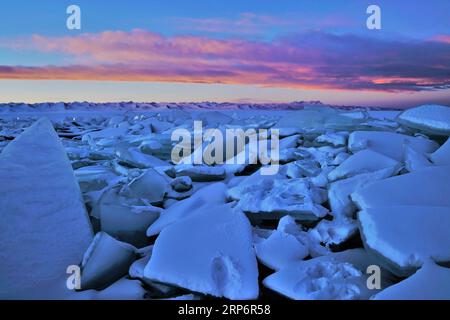 (190119) -- PÉKIN, 19 janv. 2019 (Xinhua) -- PHOTOS XINHUA DU JOUR la photo prise le 17 janvier 2019 montre le paysage hivernal de Nam Co, dans la région autonome du Tibet du sud-ouest de la Chine. Avec une altitude de 4 718 mètres, Nam Co est le plus haut lac d'eau salée du monde. (Xinhua/Purbu Zhaxi) PHOTOS XINHUA DU JOUR PUBLICATIONxNOTxINxCHN Banque D'Images