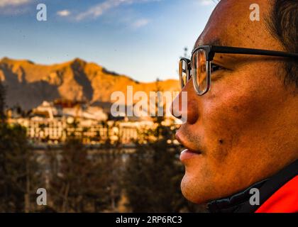 (190119) -- PÉKIN, 19 janvier 2019 () -- la photo prise le 14 janvier 2019 montre un portrait de Cering Dandar à Lhassa, dans la région autonome du Tibet du sud-ouest de la Chine. (/Purbu Zhaxi) titres : collecte des ordures sur le toit du monde xinhua PUBLICATIONxNOTxINxCHN Banque D'Images